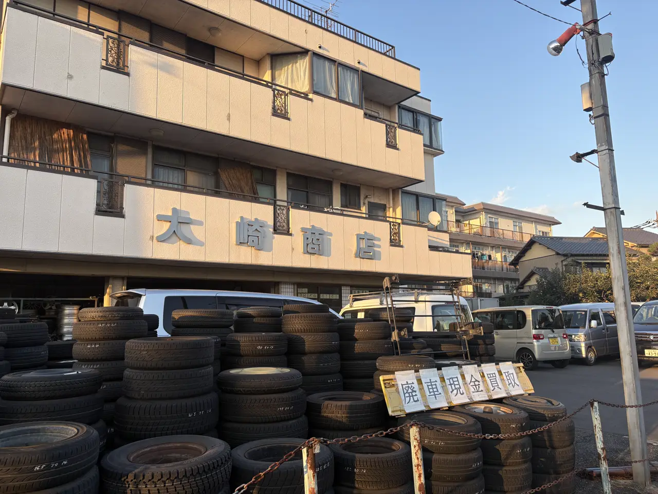 タイヤが並ぶ環七店の店頭