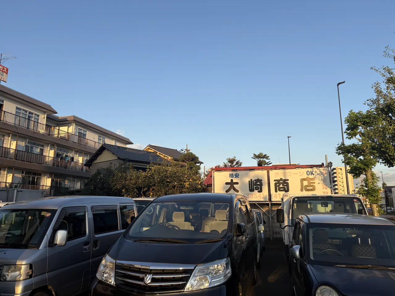 大崎商店 環七店の看板と駐車場