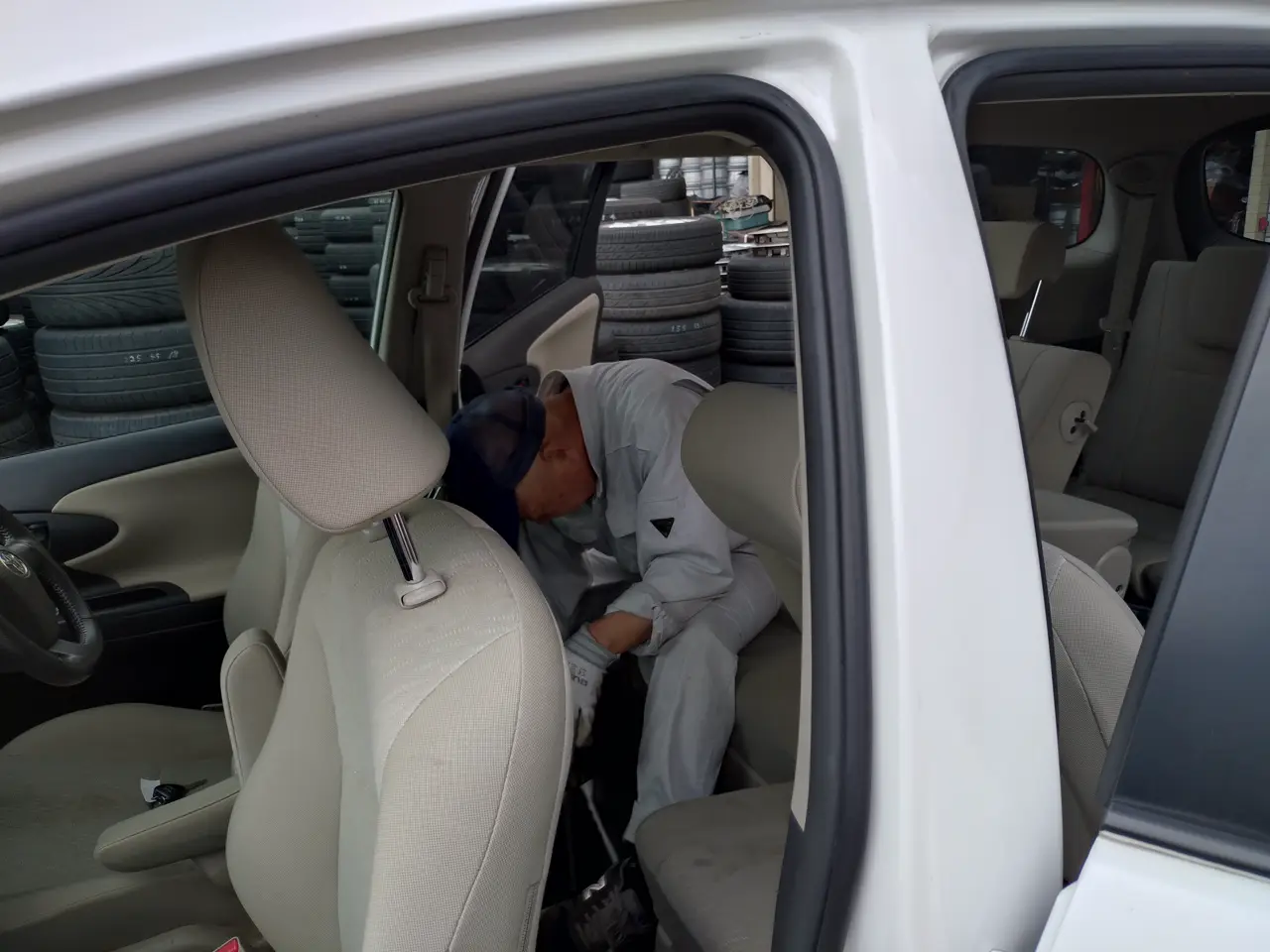 車内で作業するスタッフ