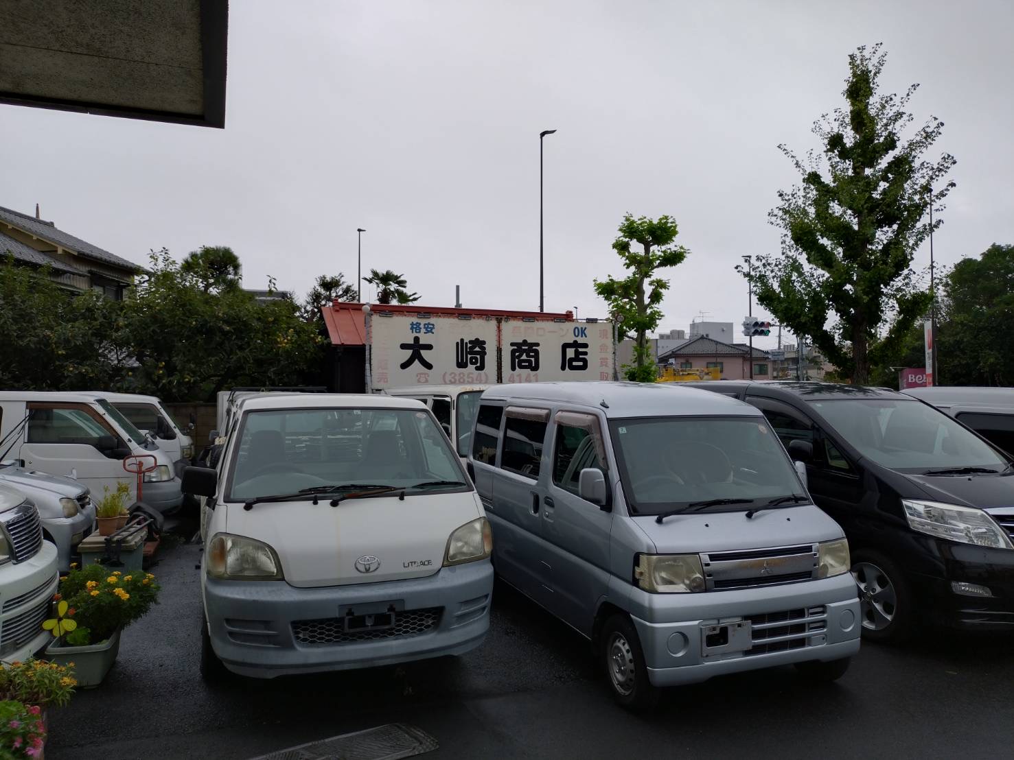 大崎商店の車両置き場と看板